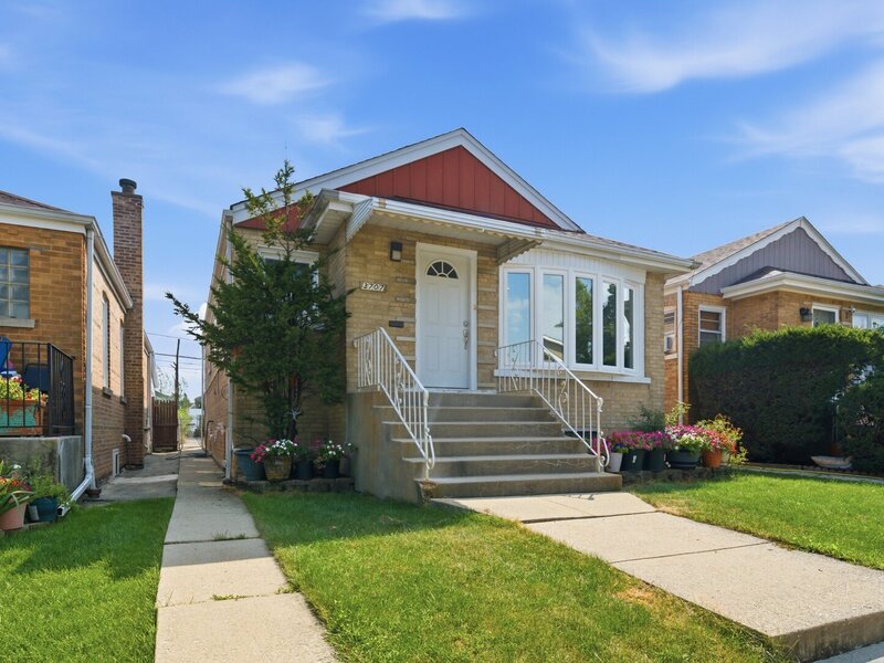 3707 W 70th Place Chicago IL 60629