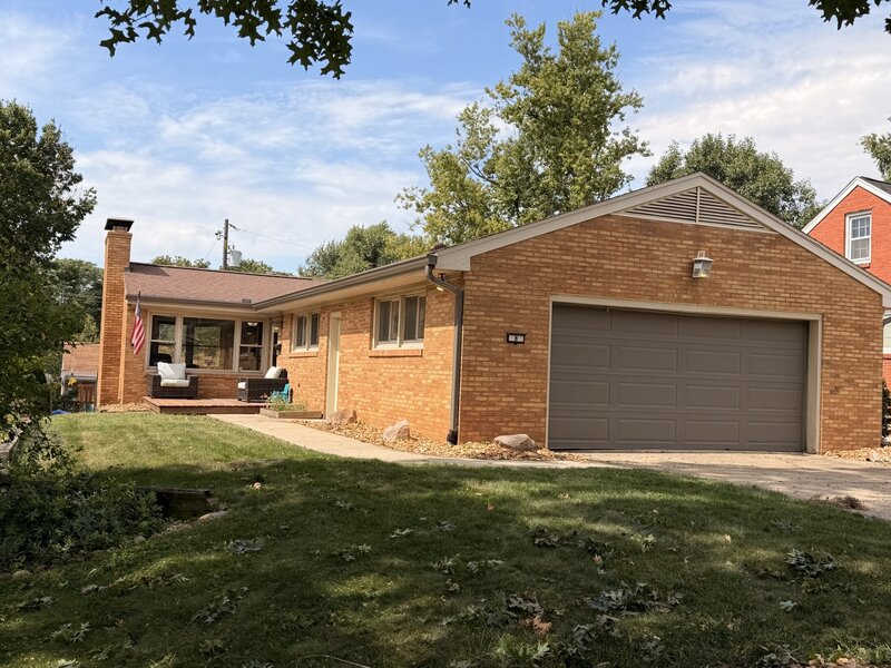 8 Briarwood Avenue Bloomington IL 61701
