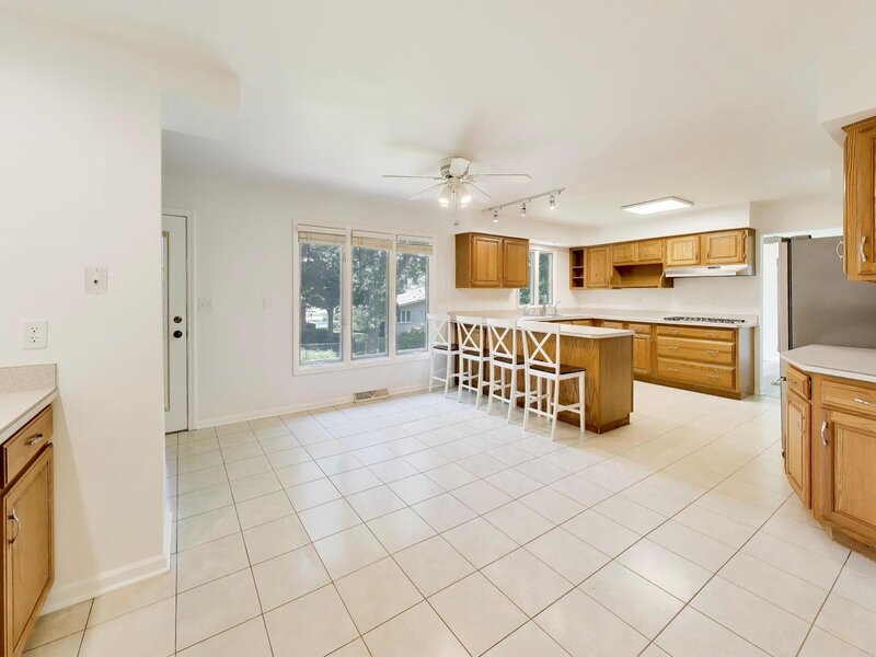 10 Hampshire Lane Willowbrook IL 60527