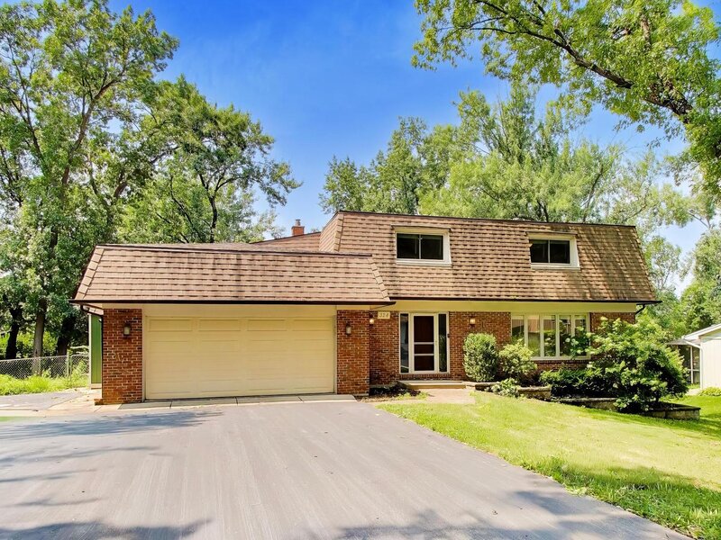 10 Hampshire Lane Willowbrook IL 60527