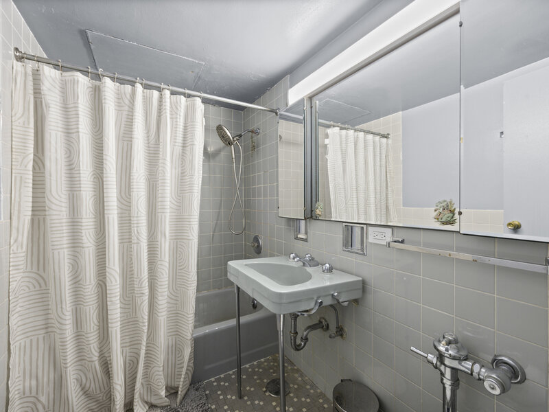 253 E Delaware Place Chicago IL 60611