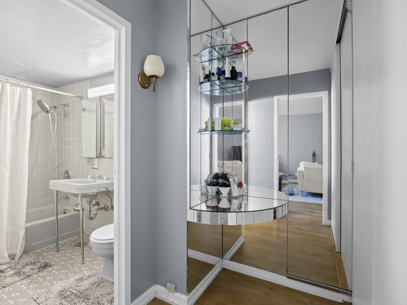 253 E Delaware Place Chicago IL 60611