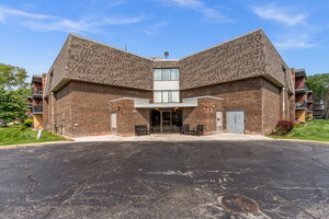 Photo of 924 S Lake Court Westmont IL 60559 Unit 105