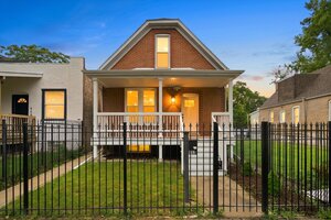 Photo of 852 N Trumbull Avenue Chicago IL 60651