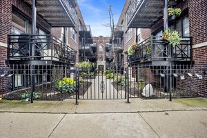 Photo of 1133 W Grace Street Chicago IL 60613