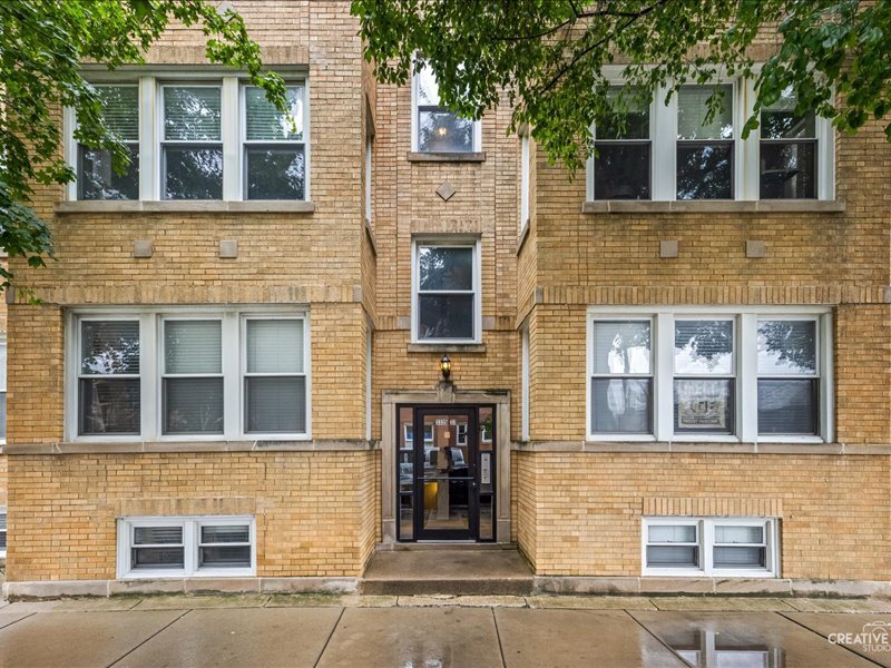 3335 W Byron Street Chicago IL 60618