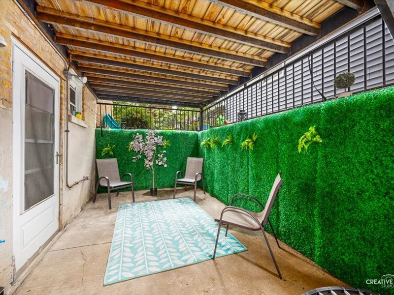 3335 W Byron Street Chicago IL 60618