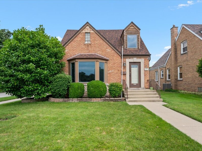 7259 N Odell Avenue Chicago IL 60631