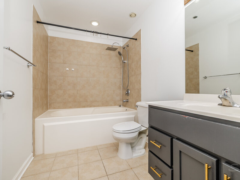 1122 W Catalpa Avenue Chicago IL 60640