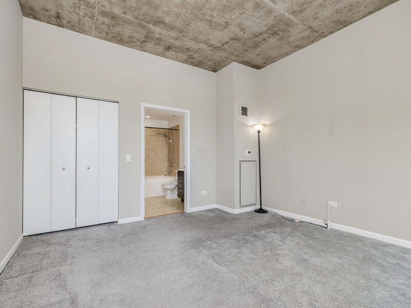 1122 W Catalpa Avenue Chicago IL 60640