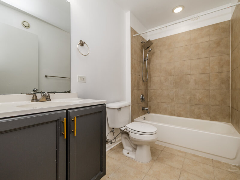 1122 W Catalpa Avenue Chicago IL 60640