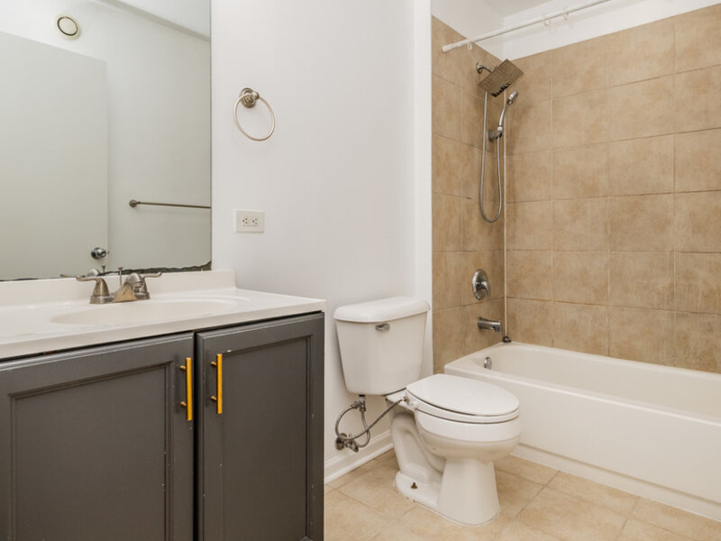 1122 W Catalpa Avenue Chicago IL 60640