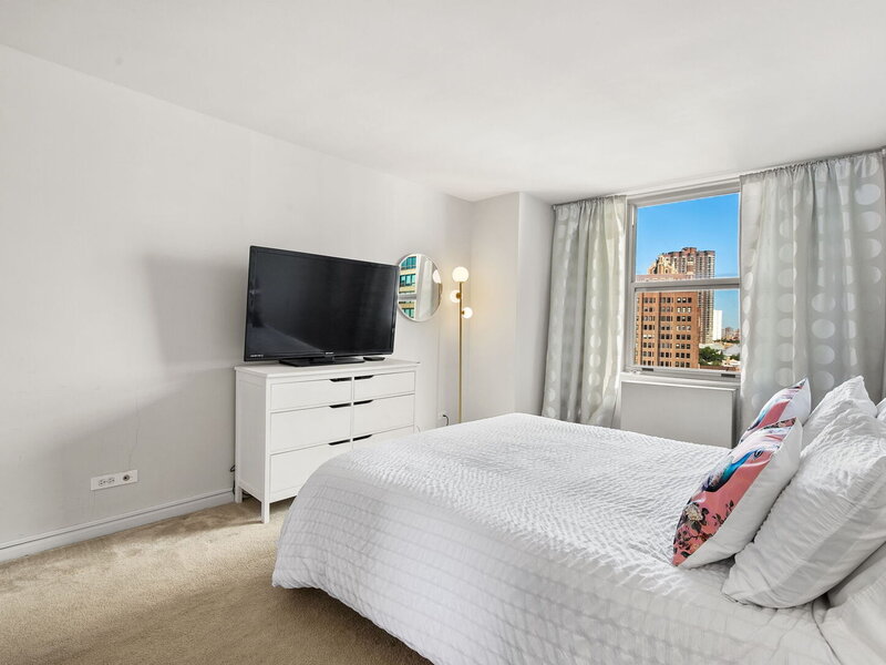525 W Hawthorne Place Chicago IL 60657