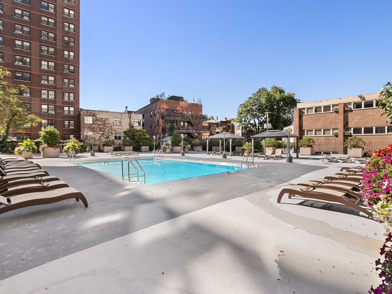 525 W Hawthorne Place Chicago IL 60657