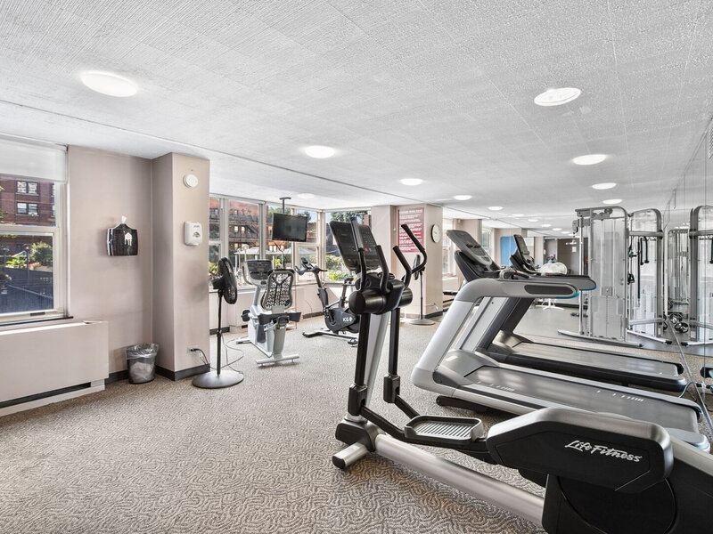 525 W Hawthorne Place Chicago IL 60657