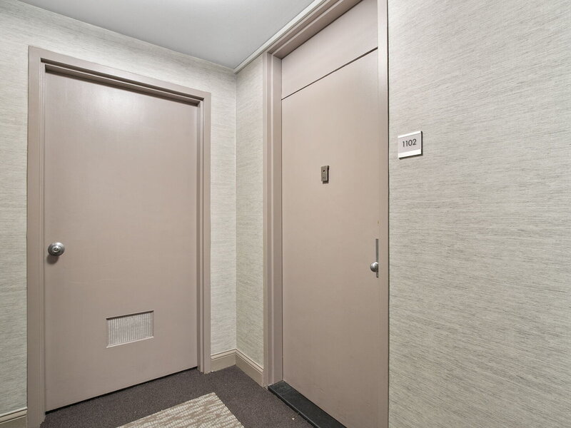 525 W Hawthorne Place Chicago IL 60657