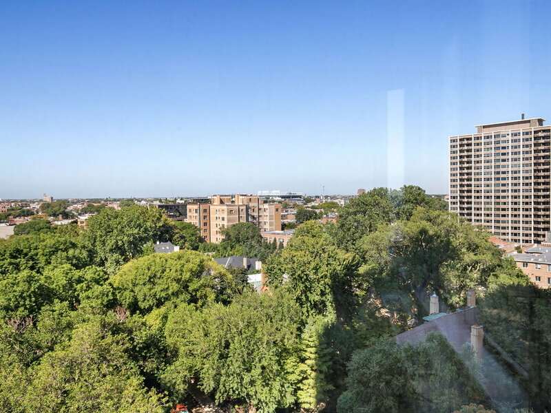 525 W Hawthorne Place Chicago IL 60657