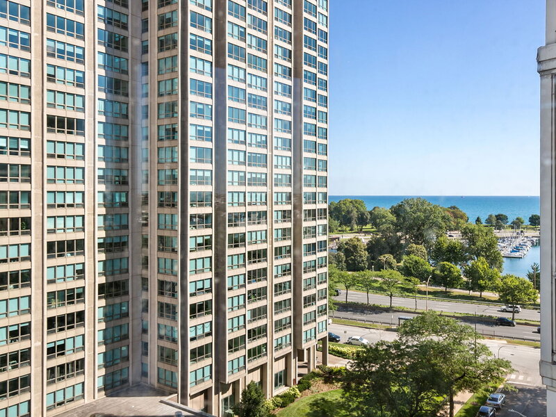 525 W Hawthorne Place Chicago IL 60657