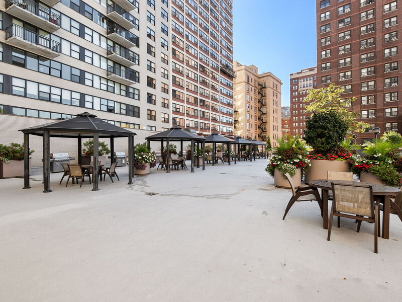 525 W Hawthorne Place Chicago IL 60657