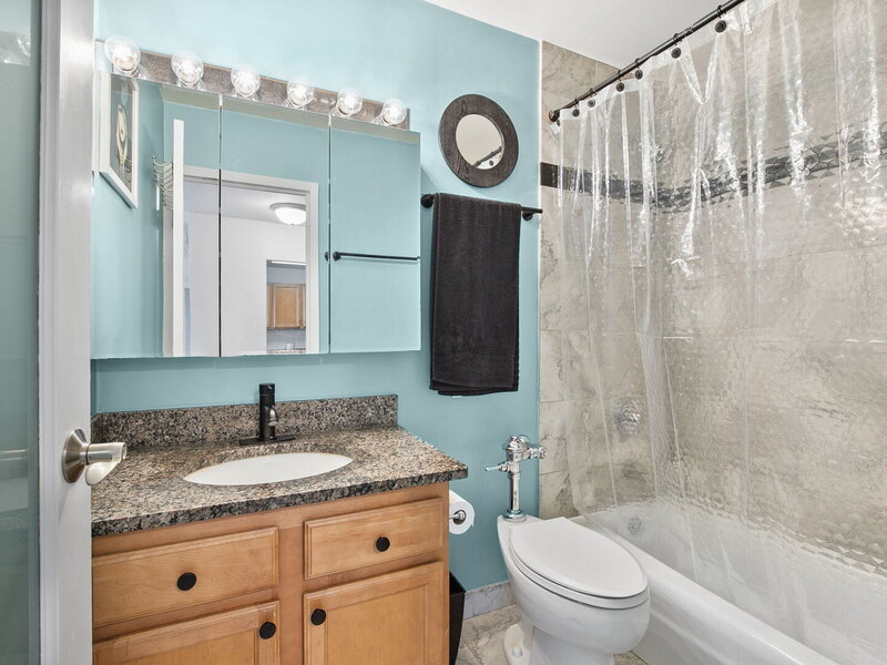 525 W Hawthorne Place Chicago IL 60657