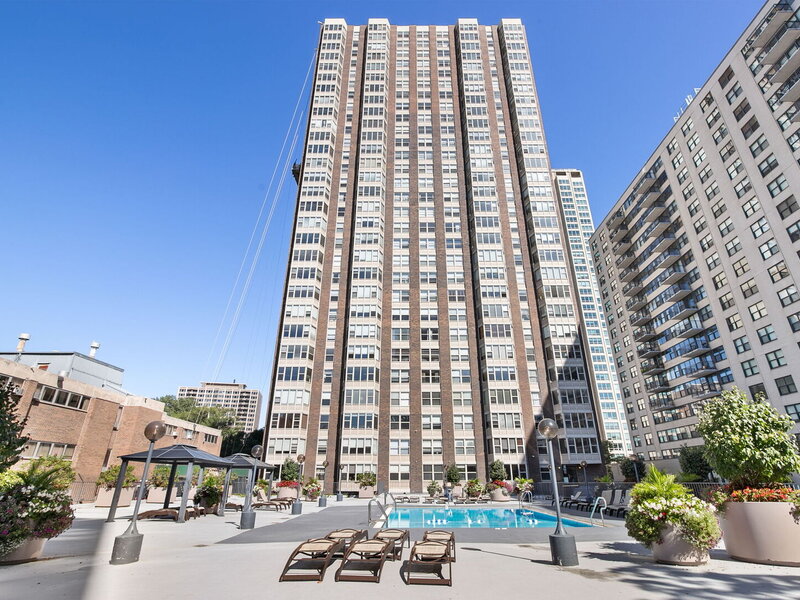 525 W Hawthorne Place Chicago IL 60657