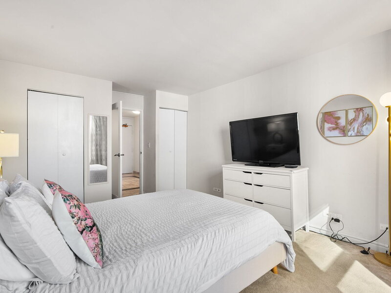 525 W Hawthorne Place Chicago IL 60657