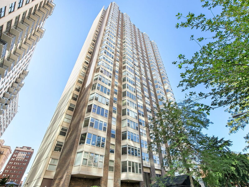 525 W Hawthorne Place Chicago IL 60657