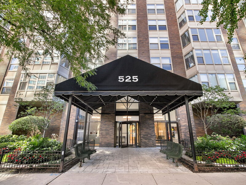 525 W Hawthorne Place Chicago IL 60657
