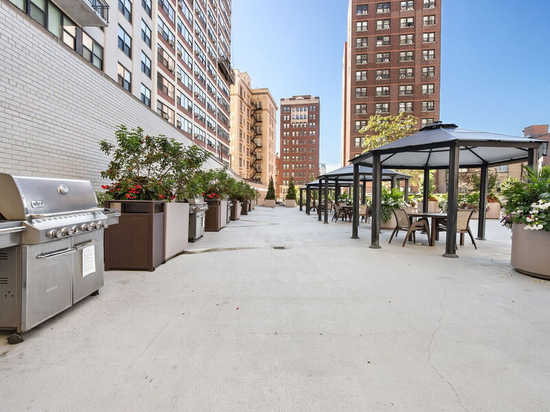 525 W Hawthorne Place Chicago IL 60657
