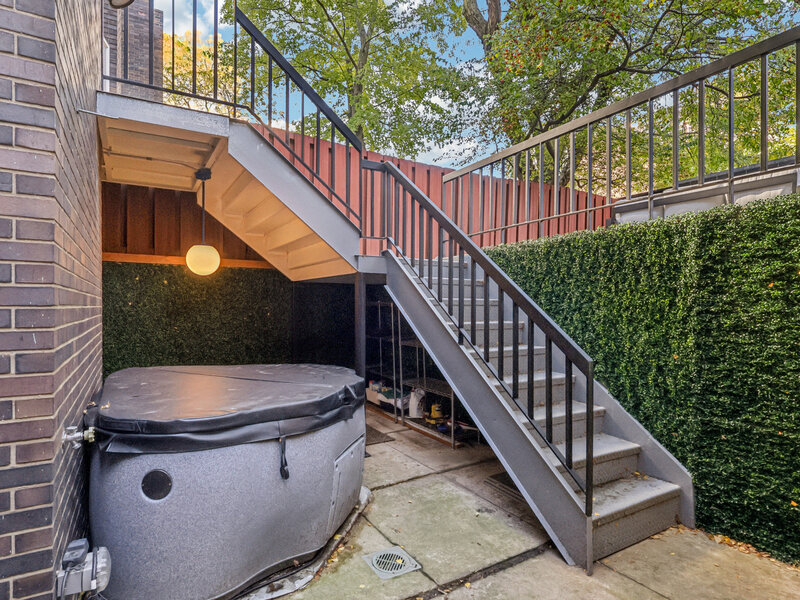 1319 N Sandburg Terrace Chicago IL 60610