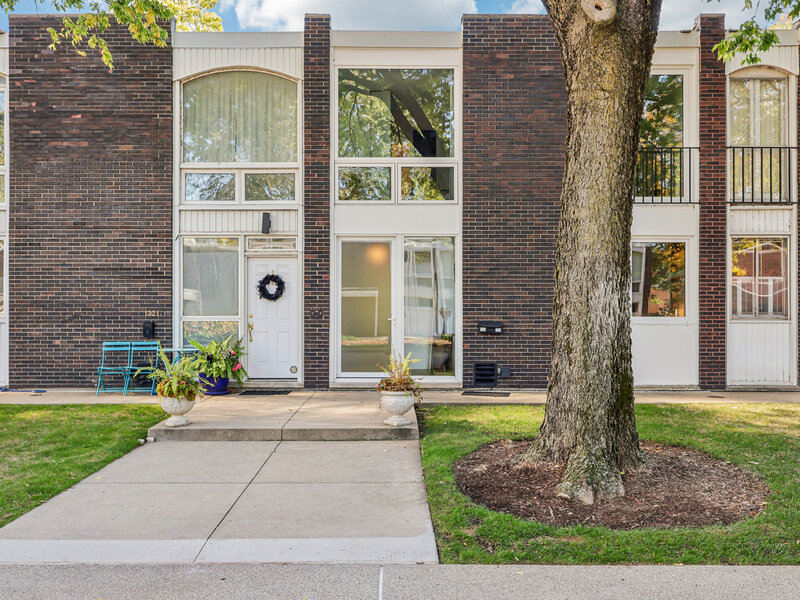 1319 N Sandburg Terrace Chicago IL 60610