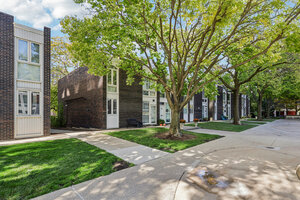 Photo of 1319 N Sandburg Terrace Chicago IL 60610