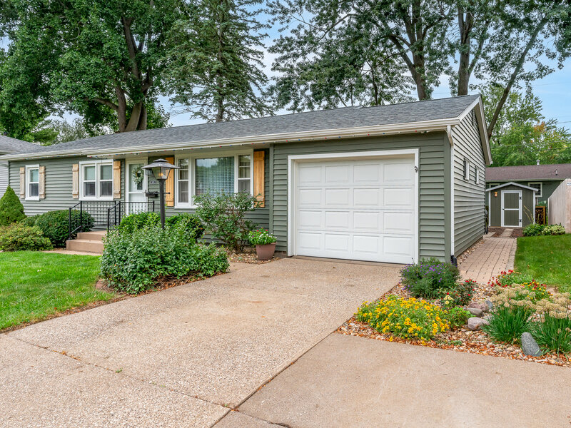 1923 Glenn Street Bettendorf IA 52722