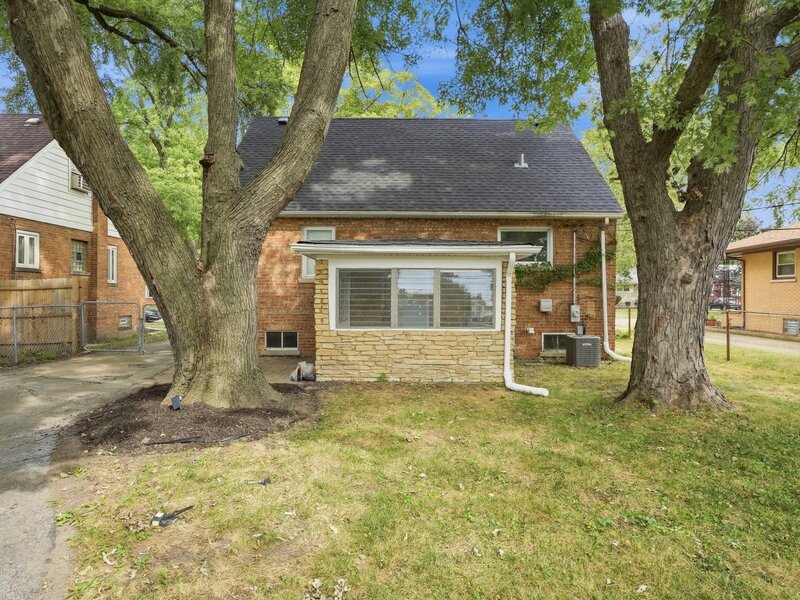 17530 Henry Street Lansing IL 60438