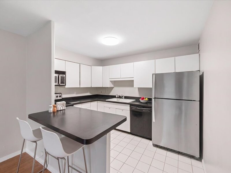 555 W Cornelia Avenue Chicago IL 60657