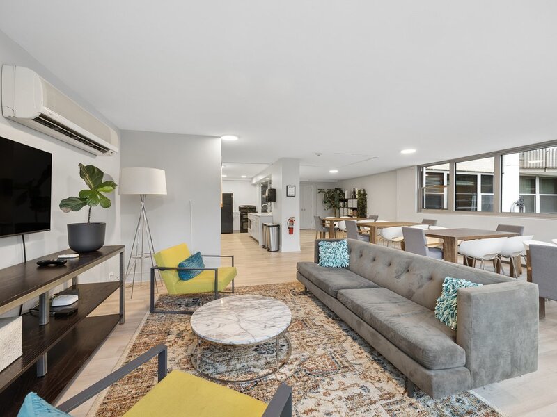 555 W Cornelia Avenue Chicago IL 60657