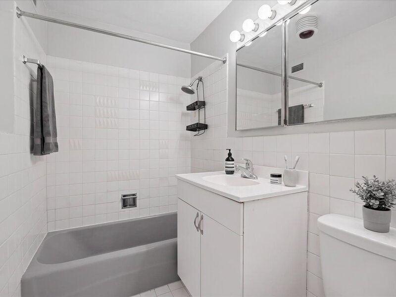 555 W Cornelia Avenue Chicago IL 60657