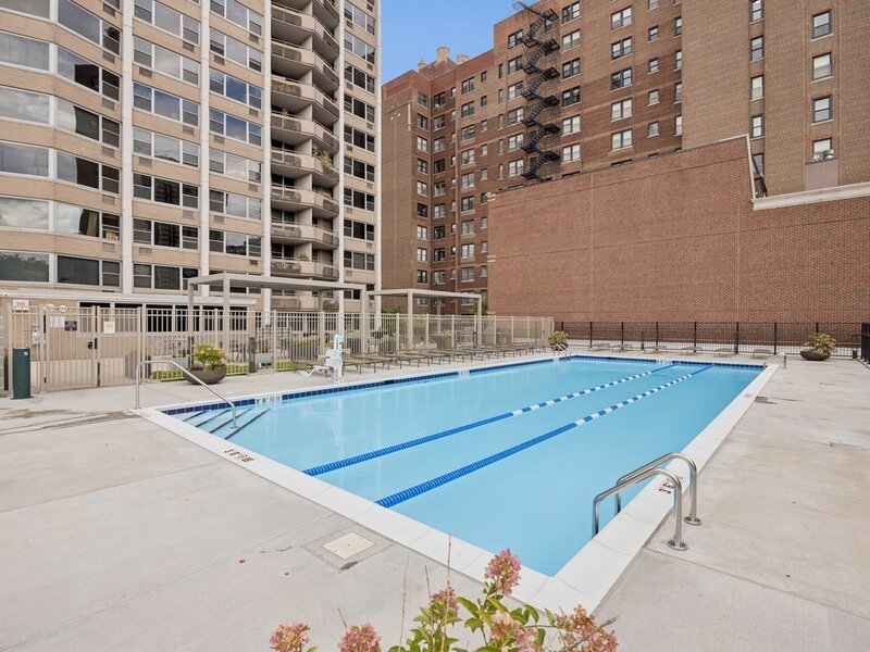 555 W Cornelia Avenue Chicago IL 60657