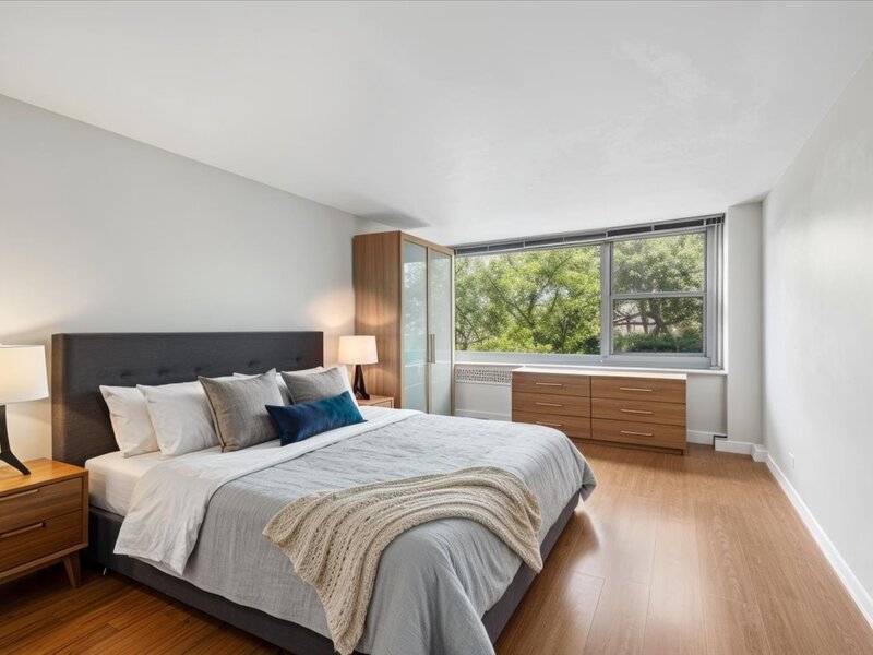 555 W Cornelia Avenue Chicago IL 60657