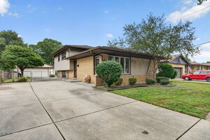 Photo of 9915 S Kenton Avenue Oak Lawn IL 60453