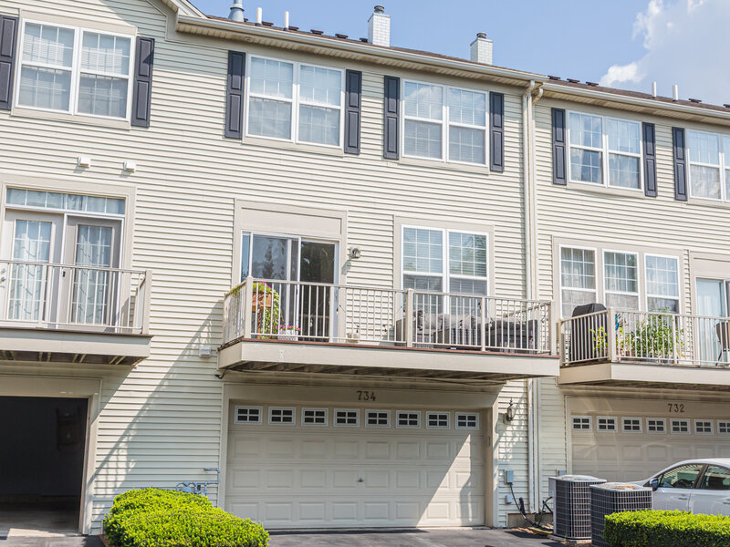 734 Thornbury Road Bartlett IL 60103