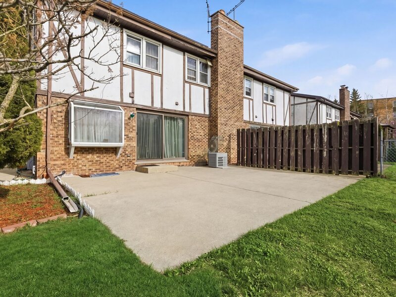 1038 S Hunt Club Drive Mount Prospect IL 60056