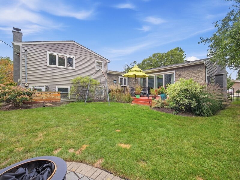 1006 W Frontenac Drive Arlington Heights IL 60004