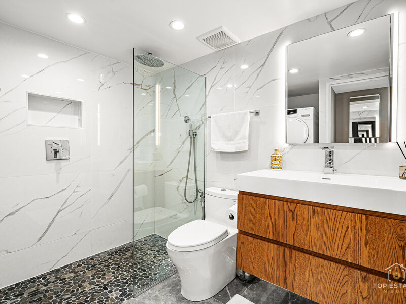 175 E Delaware Place Chicago IL 60611