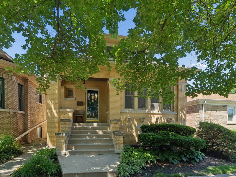 5752 N Sacramento Avenue Chicago IL 60659
