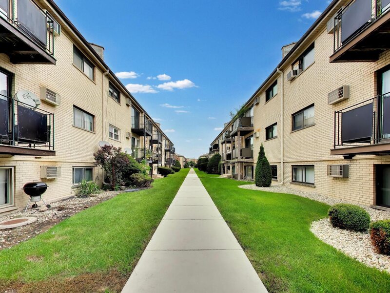 5101 N East River Road Chicago IL 60656