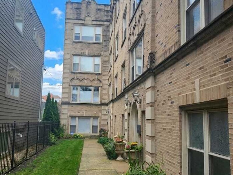 3335 W Belle Plaine Avenue Chicago IL 60618