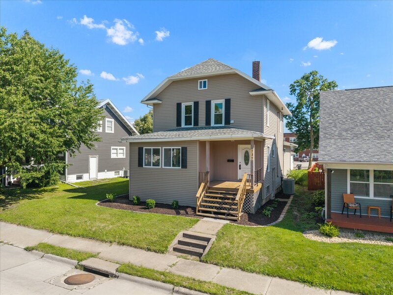 737 Grant Street Bettendorf IA 52722