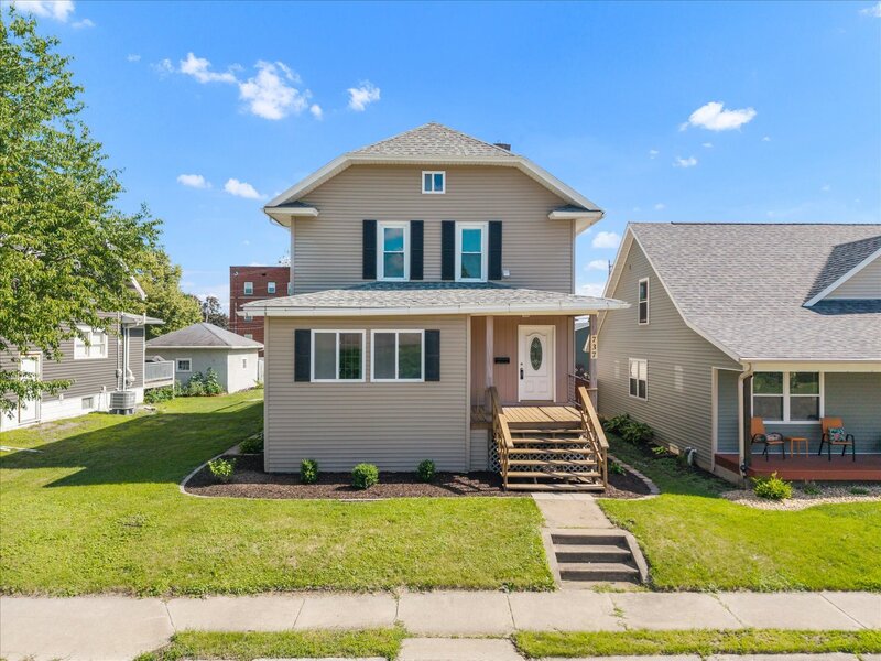 737 Grant Street Bettendorf IA 52722