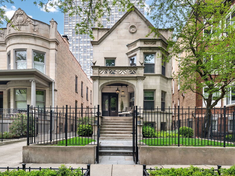 652 W Sheridan Road Chicago IL 60613